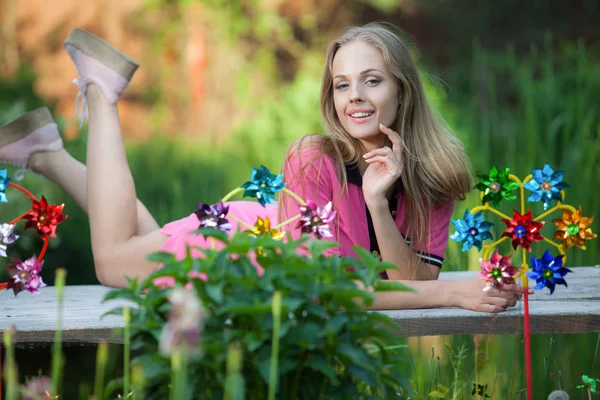 Porträtt av vacker ung flicka i sommarträdgården. — Stockfoto