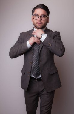 Yakışıklı, genç, zarif bir stüdyo resmi..