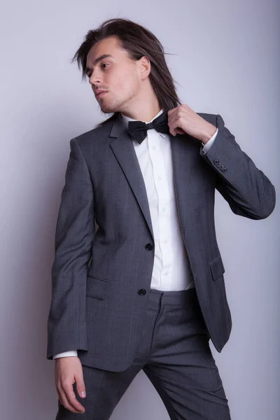 Guapo joven elegante hombre estudio retrato . — Foto de Stock