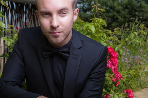 Young elegant handsome man posing outside. — Stock Photo, Image