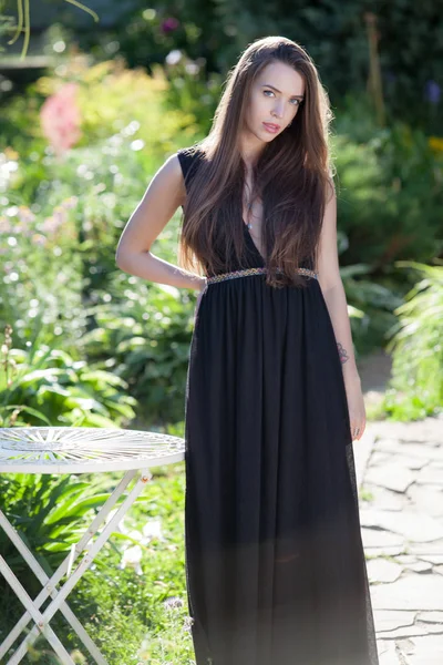 Retrato de menina bonita no jardim de verão . — Fotografia de Stock