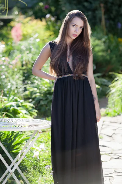 Portret van een mooi jong meisje in de zomertuin. — Stockfoto