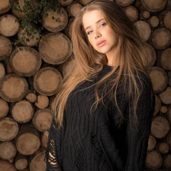 Retrato de hermosa joven sobre fondo de madera . —  Fotos de Stock