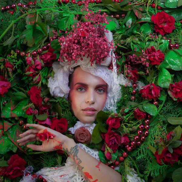 Portrait féminin dans la stylisation de conte de fées entouré de fleurs naturelles . — Photo