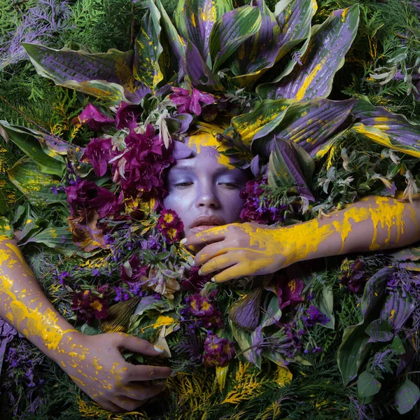 Vrouwelijk portret in sprookjesachtige stijl omgeven door natuurlijke planten en bloemen. — Stockfoto