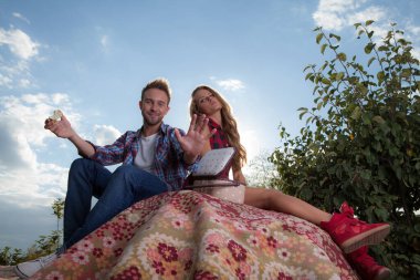 Genç, güzel ve şık bir çift.