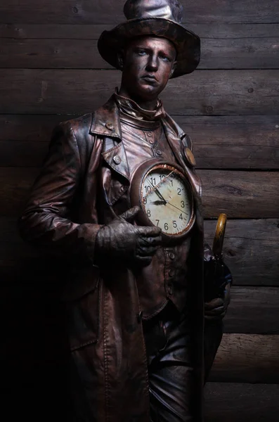 Personaje mágico estilizado del reparador de relojes de bronce de cuento de hadas . — Foto de Stock