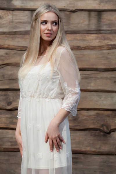 Portret van mooi jong meisje op houten achtergrond. — Stockfoto