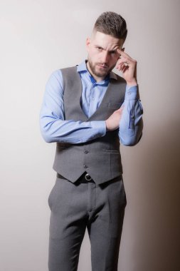 Yakışıklı, genç, zarif bir stüdyo resmi..