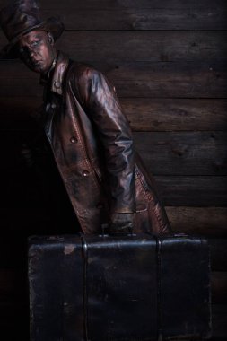 Peri masalı bronz saat tamircisinin stilize edilmiş sihirli karakteri.