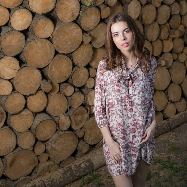 Portret van mooi jong meisje op houten achtergrond. — Stockfoto