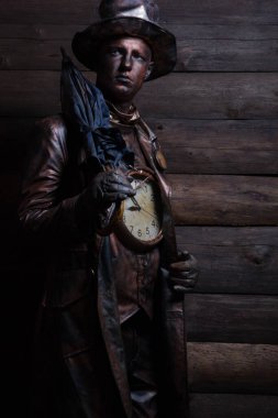 Peri masalı bronz saat tamircisinin stilize edilmiş sihirli karakteri.