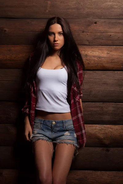 Potret gadis muda yang cantik dengan latar belakang kayu . — Stok Foto