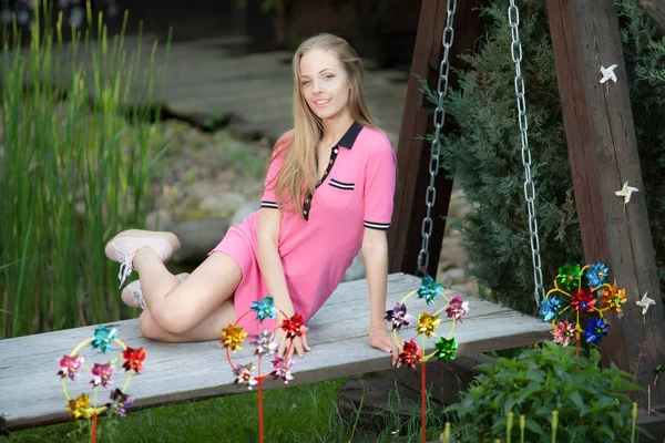 Yaz bahçesindeki güzel genç kızın portresi.. — Stok fotoğraf