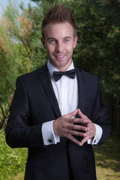 Junge elegante hübsche Mann posiert außerhalb. — Stockfoto