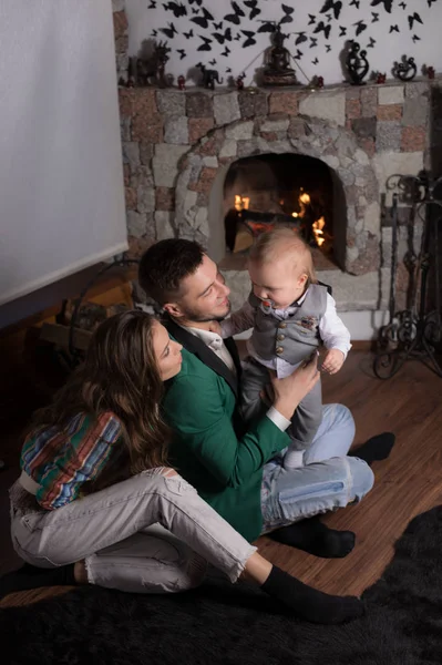 Famiglia felice giovane insieme in interno di casa di legno . — Foto Stock