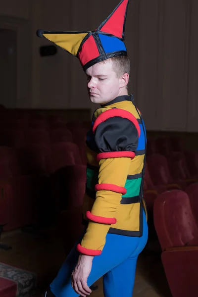 Herec oblečený šašci kostým v interiéru starého divadla. — Stock fotografie