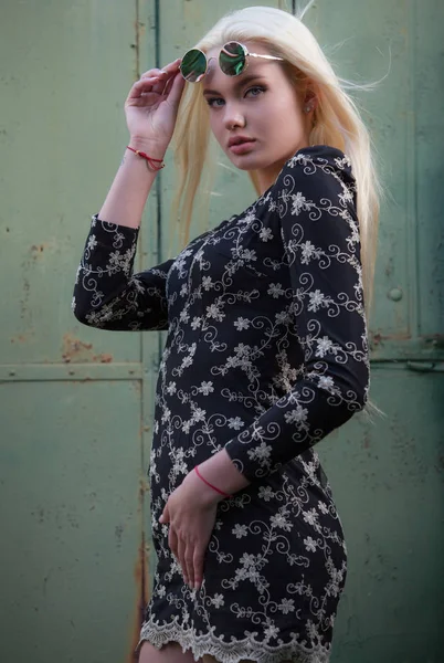 Retrato de una hermosa joven sobre fondo metall . — Foto de Stock