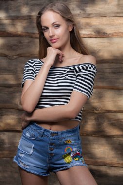 Ahşap arka planda güzel bir genç kızın portresi.