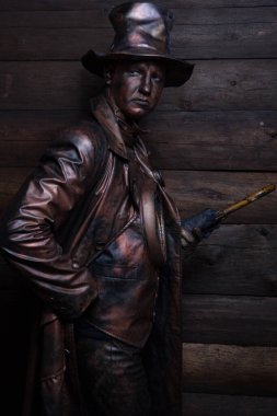 Peri masalı bronz saat tamircisinin stilize edilmiş sihirli karakteri.