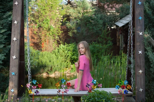 Retrato de menina bonita no jardim de verão . — Fotografia de Stock