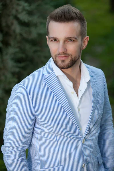 Young elegant handsome man posing outside. — Stock Photo, Image