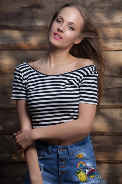 Портрет красивої молодої дівчини на дерев'яному фоні . — стокове фото