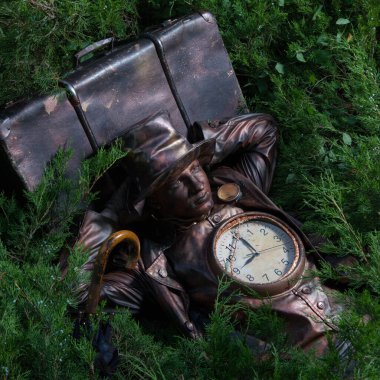 Peri masalı bronz saat tamircisinin stilize edilmiş sihirli karakteri.