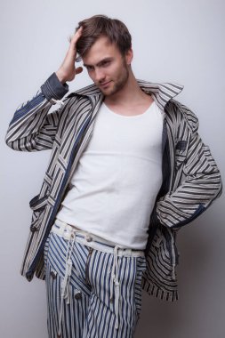 Yakışıklı, genç, zarif bir stüdyo resmi..