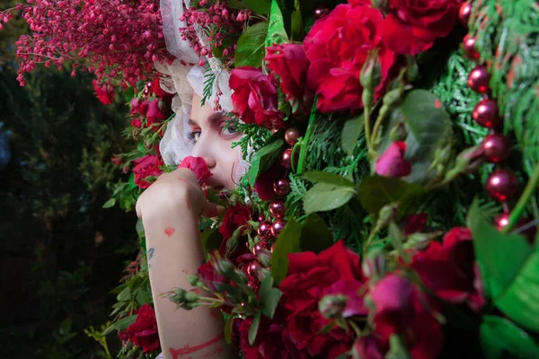 Retrato femenino en estilización de cuento de hadas rodeado de flores naturales . — Foto de Stock