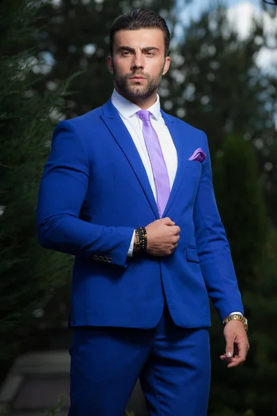 Young elegant handsome man posing outside. — Stock Photo, Image