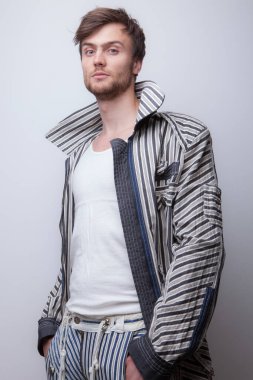 Yakışıklı, genç, zarif bir stüdyo resmi..