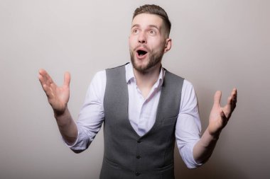 Yakışıklı, genç, zarif bir stüdyo resmi..