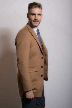 Yakışıklı, genç, zarif bir stüdyo resmi..