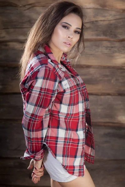 Retrato de hermosa joven sobre fondo de madera . —  Fotos de Stock