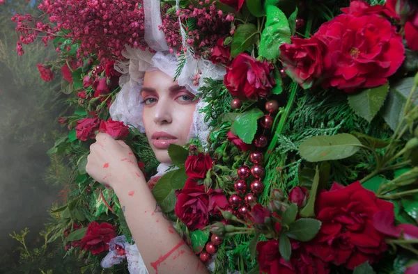 Retrato femenino en estilización de cuento de hadas rodeado de flores naturales . —  Fotos de Stock