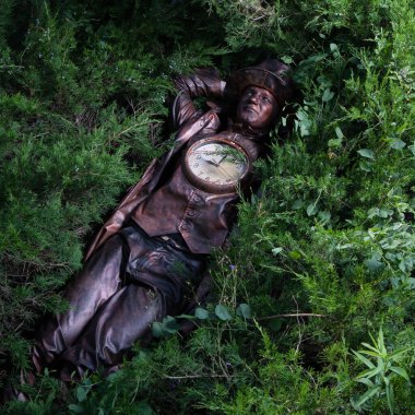 Peri masalı bronz saat tamircisinin stilize edilmiş sihirli karakteri.