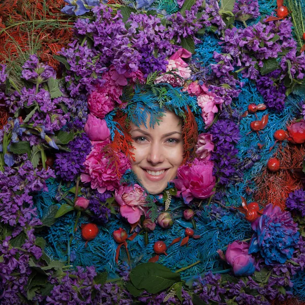 Frauenporträt in Märchenstilisierung, umgeben von natürlichen Blumen. — Stockfoto