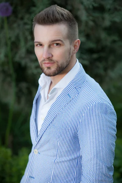 Young elegant handsome man posing outside. — Stock Photo, Image