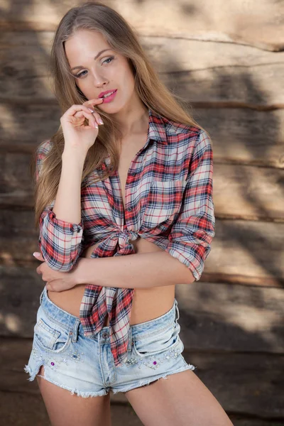 Retrato de hermosa joven sobre fondo de madera . — Foto de Stock