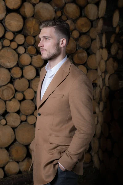 Retrato de joven guapo sobre fondo de madera . —  Fotos de Stock