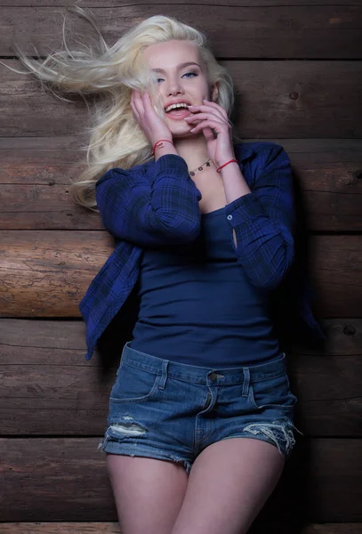 Retrato de hermosa joven sobre fondo de madera . — Foto de Stock