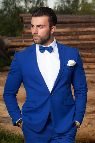 Retrato de joven guapo sobre fondo de madera . — Foto de Stock