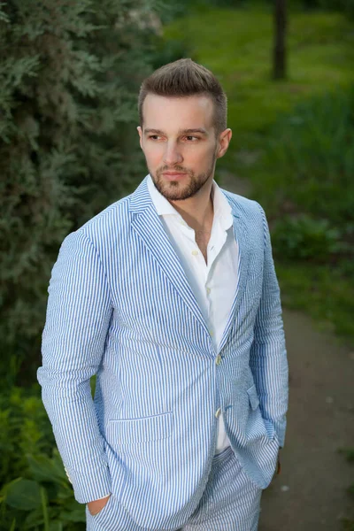 Young elegant handsome man posing outside. — Stock Photo, Image