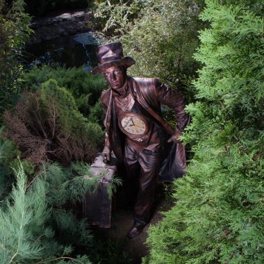 Peri masalı bronz saat tamircisinin stilize edilmiş sihirli karakteri.