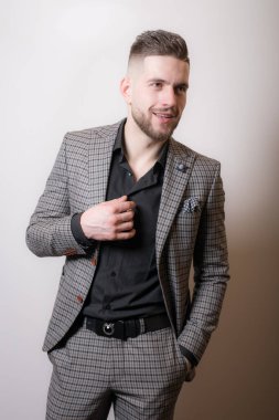 Yakışıklı, genç, zarif bir stüdyo resmi..