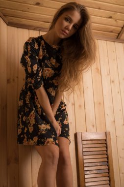 Modern iç mekanlarda genç, güzel, şık bir kız..