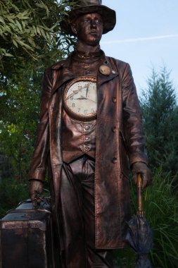 Peri masalı bronz saat tamircisinin stilize edilmiş sihirli karakteri.