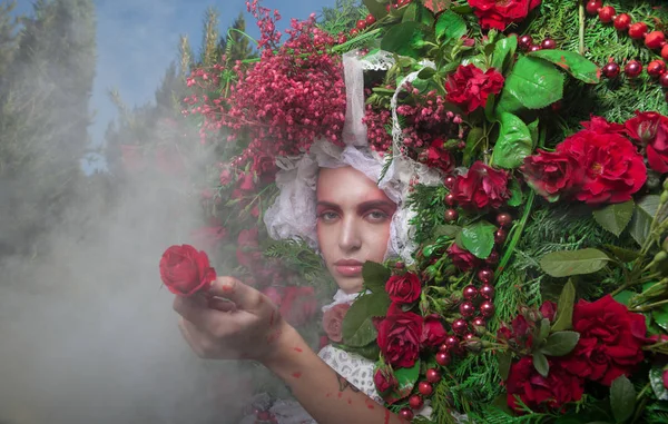 Kvinnliga porträtt i saga stilisering omgiven av naturliga blommor. — Stockfoto