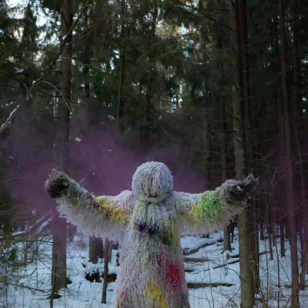 Yeti sprookjesfiguur in het winterbos. — Stockfoto